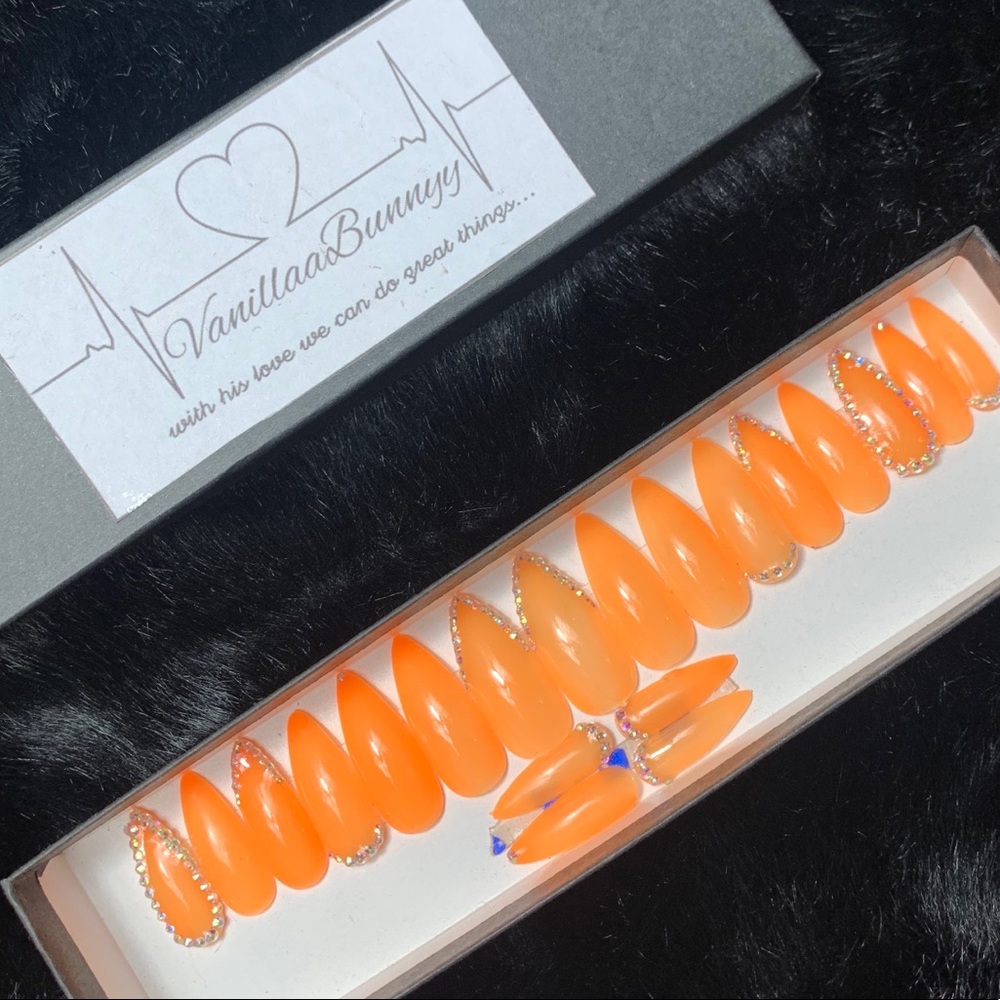 Qualify press on nails 🔥 Style: Neon bae